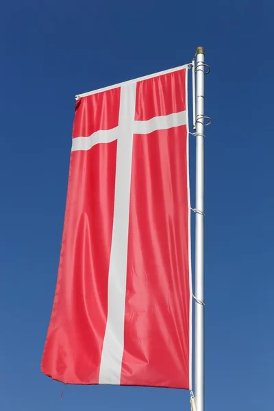 Drapeau du Danemark agitant dans le ciel — Photo