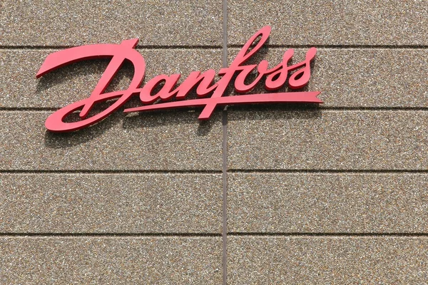 Danfoss signe sur un mur — Photo