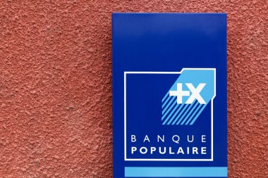 Bir duvara Banque Populaire işareti