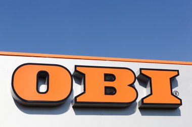 Bir duvar bir mağazanın tabelada Obi