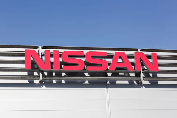 Nissan logo op een gevel — Stockfoto