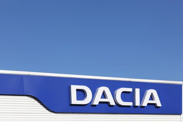 Logo Dacia sulla parete di un rivenditore — Foto Stock