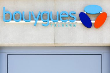 Bir mağaza duvarına logosuna Bouygues Telecom