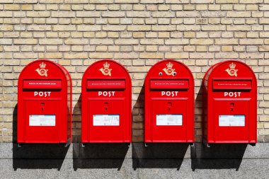 Bir duvara kırmızı Danimarkalı letterboxes