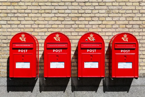 Röda danska brevlådor på en vägg — Stockfoto