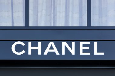 Bir duvara chanel logosu