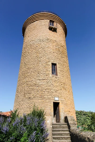 Torre en el pueblo de Oingt en Beaujolais, Francia — Foto de Stock