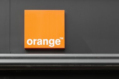 Bir duvara turuncu logosu