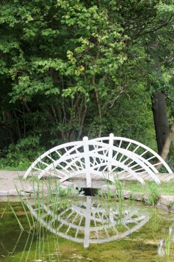 Danimarka, Moesgaard 'da bir bahçede küçük bir tahta köprü.