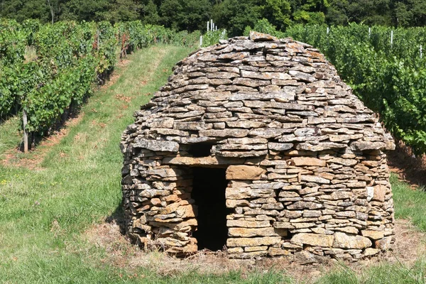 Tipikus kő kunyhót a szőlőültetvények a Beaujolais, Franciaország — Stock Fotó