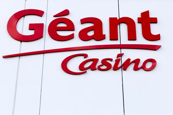 Логотип Geant Casino на фасаде — стоковое фото