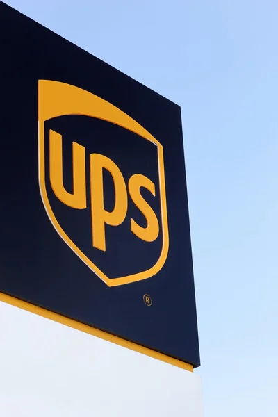 Logo de UPS en un panel — Foto de Stock