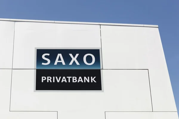 Логотип Saxo Bank на стене — стоковое фото