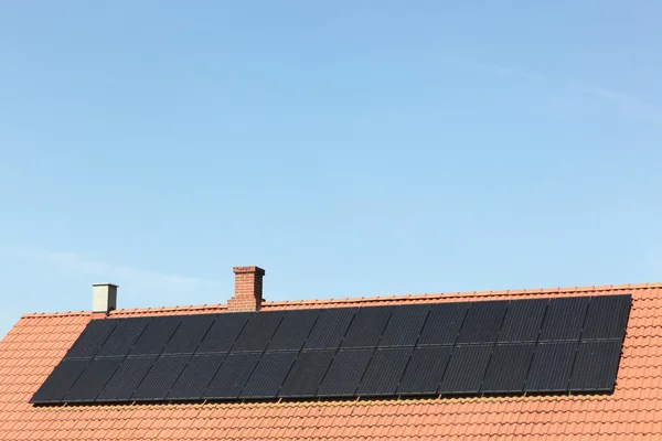 Paneles solares en un techo — Foto de Stock