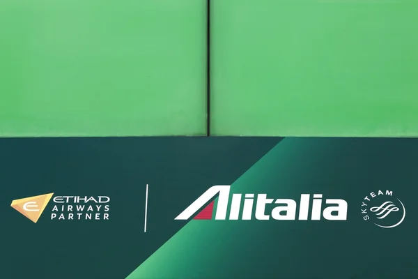 Alitalia logó a falon — Stock Fotó