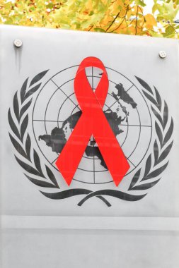 Cenevre, İsviçre - 1 Ekim 2017: Panelde UNAIDS logosu. UNAIDS 'in görevi HIV ve AIDS' e karşı genişletilmiş bir tepkiyi yönetmek, güçlendirmek ve desteklemek