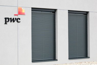 Bourg, Fransa - 26 Eylül 2020: PWC ofis binası. PricewaterhouseCoopers çok uluslu profesyonel hizmet ağıdır. Dünyanın en büyük profesyonel hizmet firması.