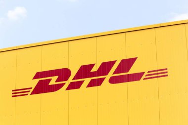 Tilst, Danimarka - 2 Eylül 2018: bir kamyonun DHL logosu. DHL Express, Alman lojistik şirketi Deutsche Post DHL 'in uluslararası posta hizmetleri sağlayan bir bölümüdür.