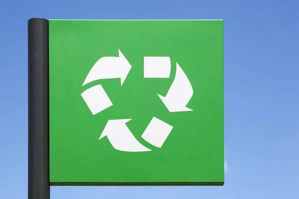Znak Recyklingu Słupie — Zdjęcie stockowe
