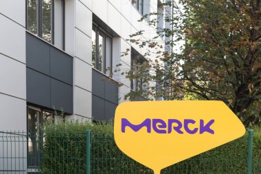 Lyon, Fransa - 7 Ekim 2017 Lyon 'daki Merck ofisi. Merck, merkezi Almanya 'nın Darmstadt kentinde bulunan çok uluslu bir kimya, ilaç ve yaşam bilimleri şirketidir.
