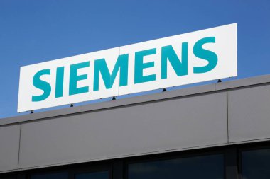 Villefranche, Fransa - 10 Haziran 2019: Bir binanın logosu. Siemens çok uluslu bir Alman. Şirketin başlıca bölümleri sanayi, enerji, sağlık, altyapı ve şehirlerdir.
