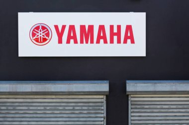 Roanne, Fransa - 31 Mayıs 2020: Yamaha, Japonya merkezli çok çeşitli müzik aletleri, elektronik ve motosikletler gibi ürünleri ve hizmetleri olan çok uluslu bir Japon şirketidir.