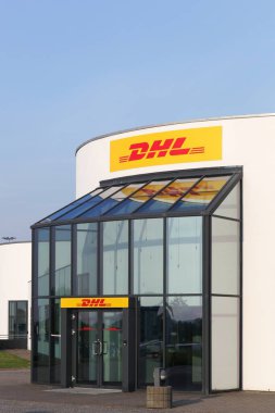 Vejle, Danimarka - 10 Eylül 2016: DHL ofis binası. DHL Express, Alman lojistik şirketi Deutsche Post DHL 'in uluslararası posta hizmetleri sağlayan bir bölümüdür.
