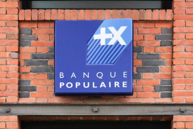 Chalon, Fransa - 22 Haziran 2019: Banque Populaire tabelası duvarda. Banque Populaire, Fransız ortak bankalar grubudur.