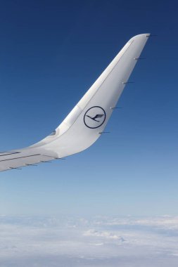 Almanya - 8 Ekim 2016: Uçakta Lufthansa logosu. Lufthansa bir Alman havayolu şirketi ve aynı zamanda Avrupa 'nın en büyük havayolu şirketidir.