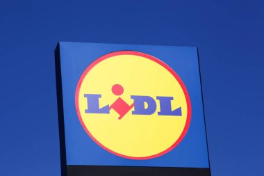 Risskov, Danimarka - 11 Mayıs 2019: Lidl, Neckarsulm, Baden-Wurttemberg, Almanya merkezli ve Avrupa 'da 28 ülkede 10 binden fazla mağaza işleten bir Alman küresel indirimli süpermarket zinciri.