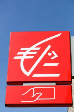 Macon, Fransa - 22 Mart 2016: Duvardaki Caisse d 'epargne logosu. Caisse d 'epargne, Fransa' da yaklaşık 4700 şubesi bulunan ve 1818 yılında kurulan bir Fransız yarı kooperatif bankacılık grubudur.
