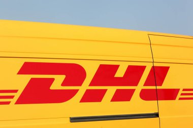 Tilst, Danimarka - 20 Nisan 2018: bir kamyonun DHL logosu. DHL Express, Alman lojistik şirketi Deutsche Post DHL 'in uluslararası posta hizmetleri sağlayan bir bölümüdür.