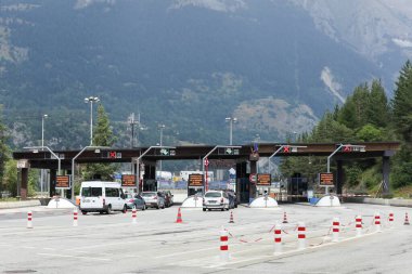 Modanne, Fransa - 19 Temmuz 2015: Fransa 'daki Frejus tünelinde otoyol gişesi. Frejus yolu tüneli Fransa ve İtalya 'yı birbirine bağlayan bir tüneldir.