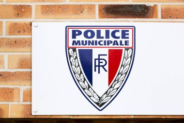 Sennecey, Fransa - 5 Temmuz 2020: Fransa Belediye Polisi binası ve imzası. Belediye Polisi, Fransa 'nın başkenti dışındaki kasaba ve şehirlerin yerel polisidir.