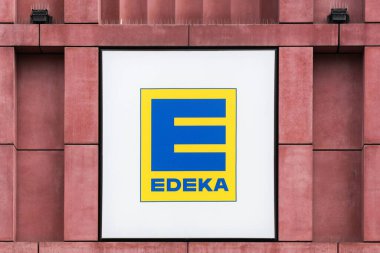 Berlin, Almanya - 12 Temmuz 2020: Duvardaki ödeka logosu. Edeka Grubu en büyük Alman süpermarket şirketidir.