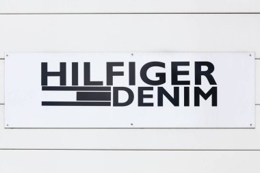 Saint Egreve, Fransa - 16 Haziran 2019: duvardaki Tommy Hilfiger Denim logosu. Tommy Hilfiger, erkek, kadın ve çocuklar için üst piyasa kıyafetleri tasarlayan ve üreten bir Amerikan çokuluslu firmasıdır.