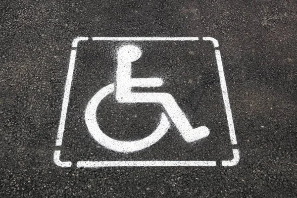只有在地板上有残疾人士停车标志 — 图库照片