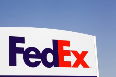 Kolding, Danimarka - 16 Ağustos 2020: FedEx paneli. FedEx Corporation, merkezi Memphis, Tennessee 'de bulunan bir küresel kurye teslimat şirketidir.