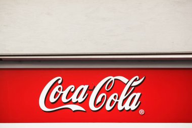 Hou, Danimarka - 28 Mart 2014: Coca-Cola logosu. Coca-Cola karbonatlı bir meşrubattır. Atlanta, Georgia 'daki The Coca-Cola Company tarafından üretilmektedir.