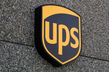 Holme, Danimarka - 8 Nisan 2018: Bir cephede UPS logosu. United Parcel Service dünyanın en büyük paket teslimat şirketi ve tedarik zinciri yönetim çözümleri sağlayıcısıdır.