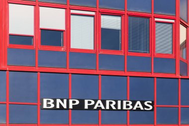 Merignac, Fransa - 5 Haziran 2017: BNP Paribas banka binası. BNP Paribas, Paris 'te genel merkezi olan çok uluslu bir Fransız banka ve finans hizmetleri şirketidir.