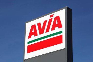 Chenelette, Fransa - 12 Eylül 2020: Panelde AVIA işareti. Uluslararası AVIA şirketi 14 Avrupa ülkesinde 2900 'den fazla benzin istasyonu tarafından temsil edilmektedir.