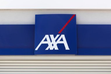 Reyrieux, Fransa - 28 Mayıs 2017: Duvardaki AXA sigorta logosu. AXA, küresel sigorta, yatırım yönetimi ve finans alanında faaliyet gösteren çok uluslu bir Fransız sigorta şirketidir.