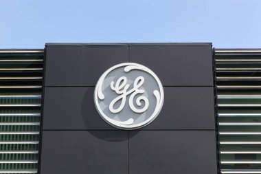 Fredericia, Danimarka - 21 Nisan 2018: Duvardaki General Electric Compagny logosu. General Electric Company, merkezi Boston 'da bulunan çok uluslu bir Amerikan holdingidir.