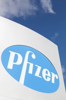 Balerin, Danimarka - 10 Eylül 2017: Duvardaki Pfizer logosu. Pfizer, merkezi Groton, Connecticut 'ta bulunan ve New York' ta bulunan bir ilaç şirketi.