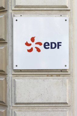 Lyon, Fransa - 15 Ağustos 2016: Duvarda EDF logosu. EDF, Fransız devletinin sahip olduğu bir Fransız elektrik şirketi. Merkezi Paris, Fransa 'da.