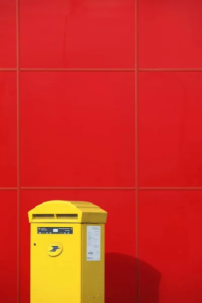 Вильфранш Франция Октября 2013 Желтый Французский Почтовый Ящик Стене — стоковое фото