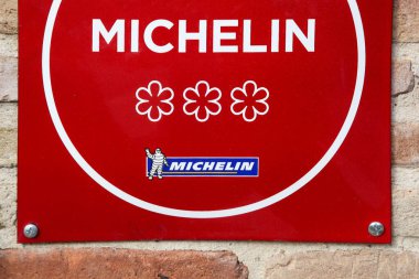 Vonnas, Fransa - 23 Şubat 2017: Michelin restoranı duvardaki 3 yıldızlı sembol. Michelin Rehberleri, Fransız Michelin firması tarafından bir asırdan uzun süredir yayımlanan bir dizi kılavuz kitaptır.