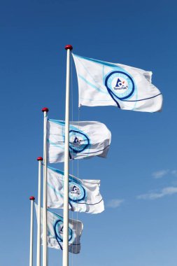 Hojbjerg, Danimarka - 16 Mayıs 2016: Gökyüzünde sallanan Tetra pak bayrakları. Tetra Pak İsveç merkezli, Lund, İsveç merkezli çok uluslu bir gıda paketleme ve işleme şirketidir.