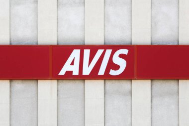 Roanne, Fransa - 31 Mayıs 2020: duvarda Avis logosu. Avis, merkezi New Jersey, ABD 'de bulunan bir araba kiralama şirketi.